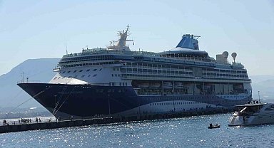 Lüks kruvaziyer bin 749 turist ile Alanya iskelesine demir attı