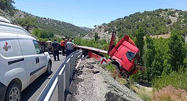 Malatya'da çekici bariyerlere çarparak askıda kaldı