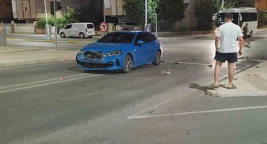 Manavgat'ta iki otomobil çarpıştı, sürücüler kazayı yara almadan atlattı