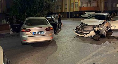 Manavgat'ta otomobiller çarpıştı: 4 yaralı