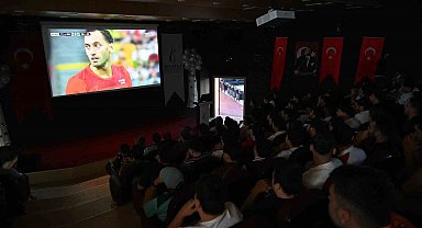 Manisa CBÜ öğrencileri milli maçı hep birlikte izledi