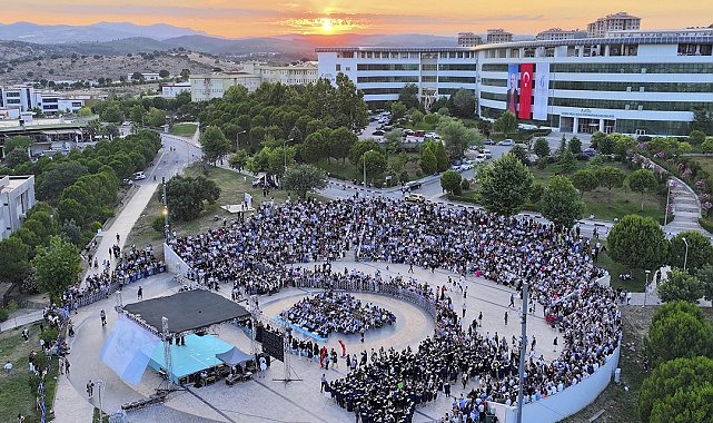 Manisa'da 961 genç mühendis geleceğe kep attı