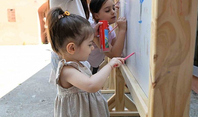 Manisa'da çocuklar hayal dünyalarını resimlere yansıttı