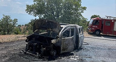 Manisa'da kamyonet küle döndü