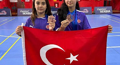 Manisalı badmintonculardan Sırbistan'da madalyalı başarı
