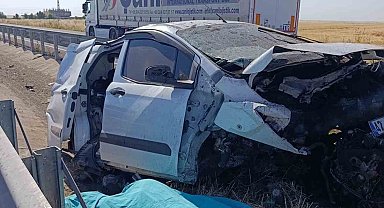Mardin'de otomobil refüje çarptı: 1 ölü, 2 yaralı