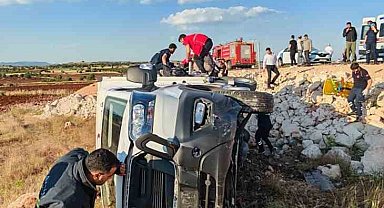 Mardin'de'de Türk Kızılay kamyoneti şarampole yuvarlandı: 4 yaralı