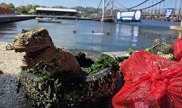 Marmara Denizi Günü'nde denizden maket dinozor çıktı