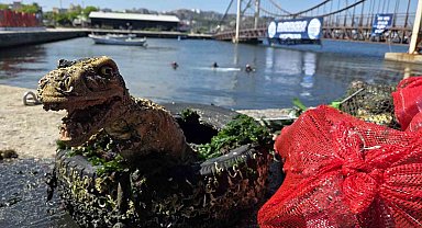 Marmara Denizi Günü'nde denizden maket dinozor çıktı