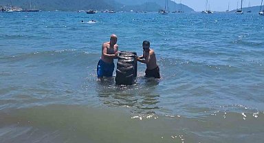 Marmaris Halk Plajı'nda denizden çıkan dev lastik şaşırttı