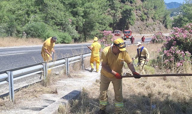 Marmaris'te orman yangınlarına karşı yol kenarlarında yoğun mesai