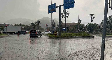 Marmaris'te sağanak yağış hayatı olumsuz etkiledi
