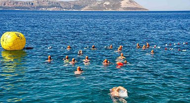 Meis-Kaş Yüzme Maratonu'nda sporcular dostluk için kulaç attı