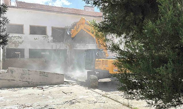 Menteşe'de 72 yıldır hizmet veren bina yıkılıyor