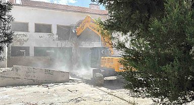 Menteşe'de 72 yıldır hizmet veren bina yıkılıyor