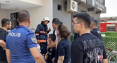Mersin'de 10 katlı binada yangın: Sağlık ekipleri dumandan etkilenenlere müdahale etti