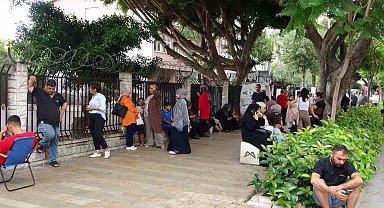 Mersin'de 25 bin 965 öğrenci için LGS başladı: Çocuklar içerde aileleri dışarda ter döktü