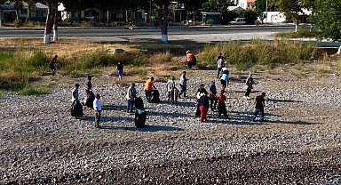Mersin'de gençlerden sahil temizliği seferberliği
