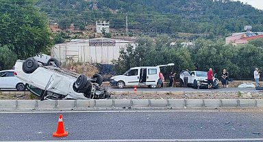 Mersin'de kaza yapan otomobil takla attı: 2 yaralı