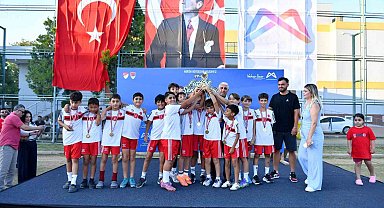 Mersin'de minik futbolcuların şenlik heyecanı sona erdi