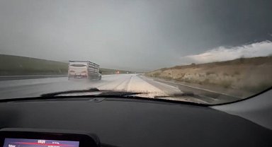 Meteoroloji uyarmıştı: Kars'ta dolu yağışı yolları beyaza bürüdü