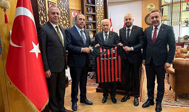 MHP Lideri Bahçeli'ye Süper Lig'e yükselen Çorum FK forması hediye edildi