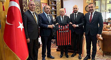 MHP Lideri Bahçeli'ye Süper Lig'e yükselen Çorum FK forması hediye edildi