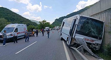 Midibüs tıra arkadan çarptı, 6 kişi yaralandı
