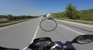 Mikserden düşen malzeme motosiklet sürücüsünü ölümle burun buruna getirdi