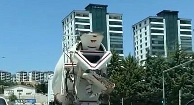 Mikserden taşan beton yola döküldü