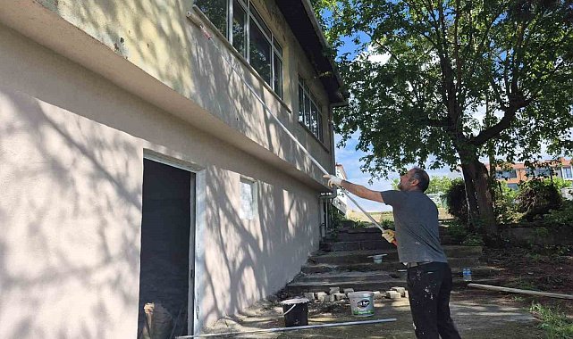 Milli Eğitim Şube Müdürü Yıldırım, okulun boya ve tadilatını kendi elleriyle yaptı