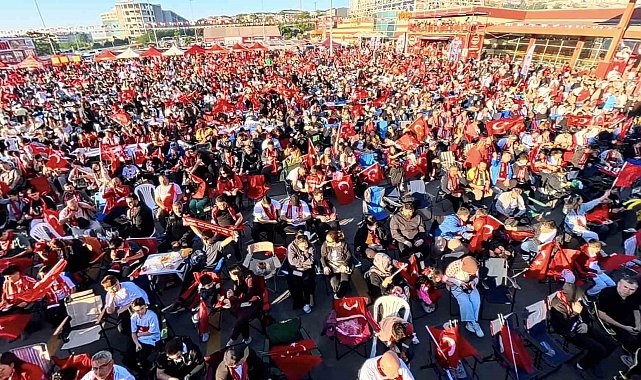 Milli heyecan uyku uyutmadı: Binlerce vatandaş sabahın ilk ışıklarında alanlara akın etti