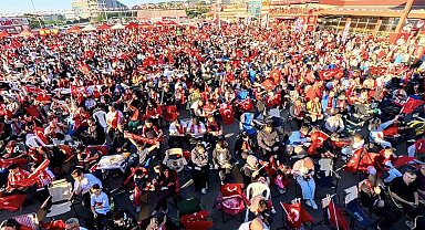 Milli heyecan uyku uyutmadı: Binlerce vatandaş sabahın ilk ışıklarında alanlara akın etti