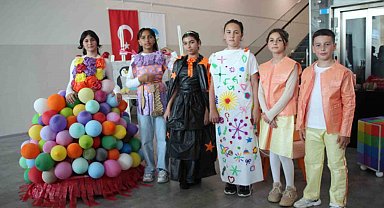 Minik öğrenciler, atıkları kıyafete ve sanat eserine dönüştürüp sergiledi