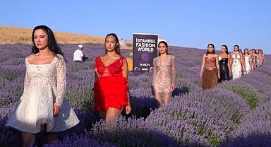 Mor tarlalarda podyum kuruldu, lavantalar arasında renkli defile