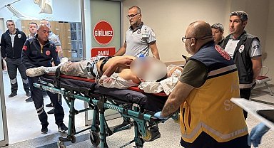Motosiklet, elektrik direğine çarptı: 1'i ağır 2 yaralı