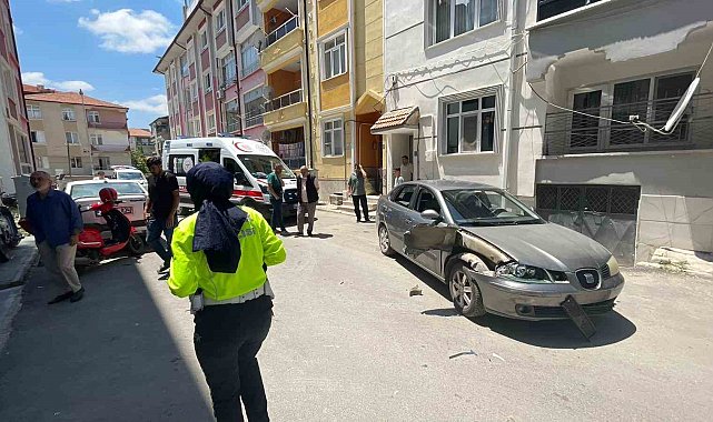 Motosiklet hareket eden otomobile çarptı: Anne ile kızının yaralandığı kaza kameraya yansıdı