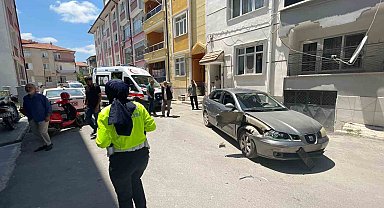 Motosiklet hareket eden otomobile çarptı: Anne ile kızının yaralandığı kaza kameraya yansıdı