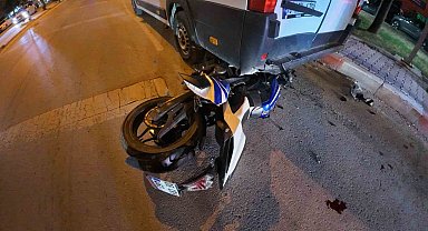 Motosiklet sürücüsünün ölümden döndüğü kaza kamerada