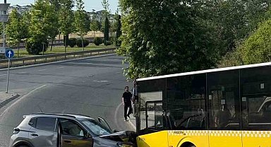 Motosiklete çarpmamak için manevra yapınca karşı şeride geçip otobüse çarptı: 1 yaralı