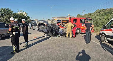 Motosikletin çarptığı otomobil devirildi: 4 yaralı