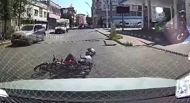 Motosikletin otomobile çarpma anı araç kamerasında