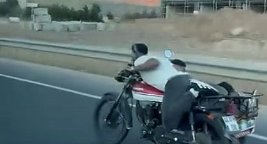 Motosikletin üzerine uzandı: Hem kendi hem de arkadaşının canını hiçe saydı