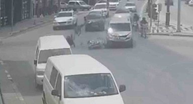 Motosikletteki 2 kişinin ölümden döndüğü kaza kamerada