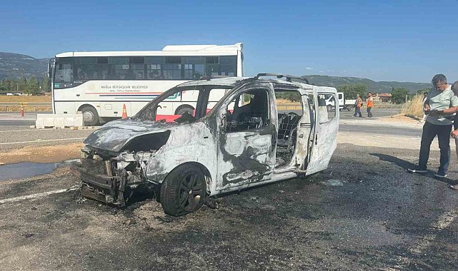Muğla'da seyir halindeki araç alev alev yandı
