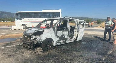 Muğla'da seyir halindeki araç alev alev yandı