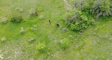 Muhtar, kaçak kazı şüphelilerini dronla görüntüledi
