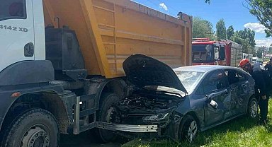 Muş'ta kamyon ile otomobil çarpıştı: 1 yaralı