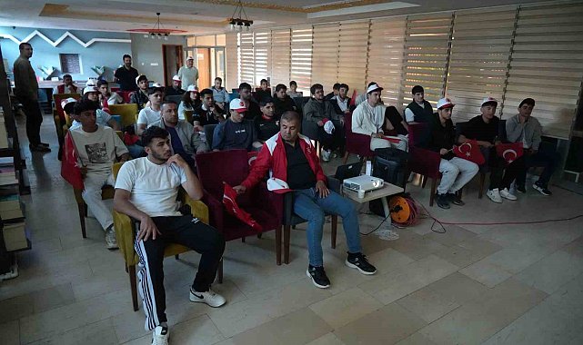 Muş'ta Türkiye-Avustralya maçı dev ekranda izlendi