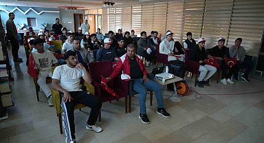 Muş'ta Türkiye-Avustralya maçı dev ekranda izlendi